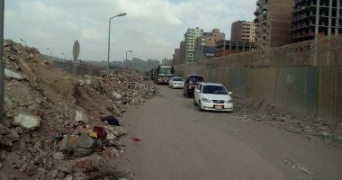قارئ يشارك بصور لتراكم القمامة بشارع جسر السويس وإعاقة حركة السيارات