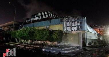 انهيار السقف والمواد سريعة الاشتعال تعوق عمليات إخماد حريق مصنع أكتوبر