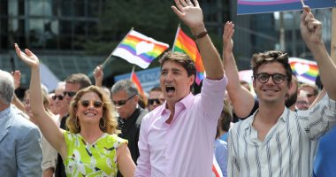 فيديو وصور.. رئيس وزراء كندا وزوجته يقودان مسيرة لدعم المثليين