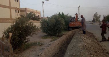 صور- تدعيم خط مياه قرى عزب القصر ومد خط فايبر لمدرسة غرب الموهوب بالداخلة