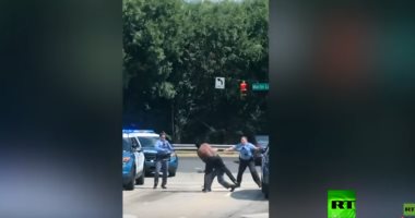 فيديو.. رجل شبه عار يشبع 4 رجال شرطة أمريكيين ضربا بالشارع