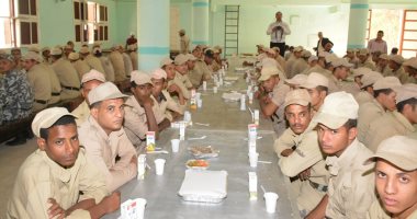 صور.. محافظ سوهاج ومدير الأمن يشاركان المجندين إفطار جماعى بمناسبة العيد