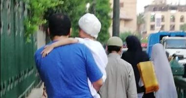 "فيها حاجة حلوة".. طبيب بمستشفى الحسين الجامعى يحمل طفل مريض لصلاة العيد