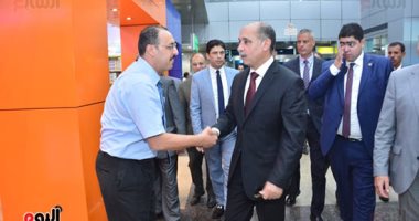صور.. جولات تفقدية لوزير الطيران بمطار القاهرة وبرج المراقبة