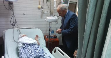 فيديو وصور.. محافظ القليوبية يوزع هدايا وورود على مرضى مستشفى جامعة بنها 