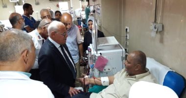 صور.. محافظ بورسعيد يزور المستشفيات لتهنئة المرضى بعيد الأضحى المبارك