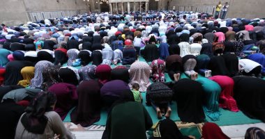 الرجال والنساء والأطفال يفترشون بساحة مسجد السلطان حسن لأداء صلاة العيد