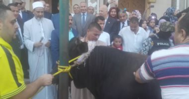 صور.. محافظ بنى سويف ومدير الأمن يشهدان ذبح أضحية العيد بمسجد عمر 