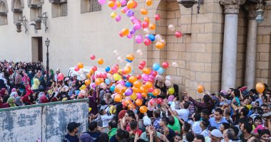 العيد فرحة.. المصريون يحتفلون بأول أيام عيد الأضحى بمسجد عمرو بن العاص