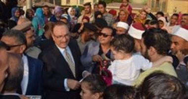 صور.. محافظ بنى سويف يشارك المواطنين فرحتهم بالعيد بالحدائق والميادين