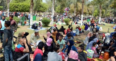 فيديو وصور.. كورنيش النيل ببنها وحدائق القناطر الخيرية تشهد كثافة كبيرة احتفالا بالعيد