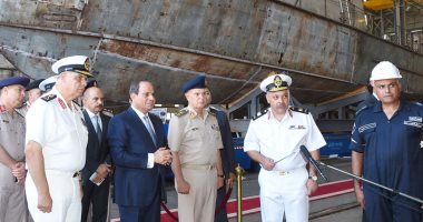 الرئيس السيسى يتفقد هناجر وورش إصلاح للقوات البحرية