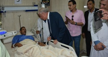 صور.. محافظ جنوب سيناء يزور المستشفى العام بالطور ويصرف مكافآت فورية للعاملين