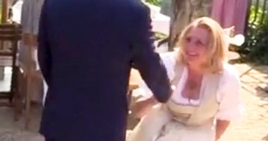 صور.. انحناءة وزيرة خارجية النمسا لبوتين خلال حفل زفافها تثير الغضب