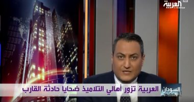 مذيع بقناة العربية يسقط بالكرسى على الهواء