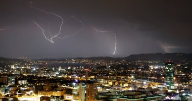 صور.. البرق يضرب مدينة زيورخ فى سويسرا