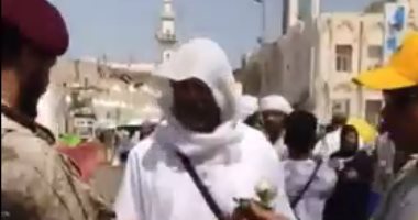 شاهد.. رجال الأمن السعودى يودعون حجاج بيت الله الحرام المتعجلين بالورود
