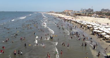 صور.. شاطئ بورسعيد يمتلئ بالزوار وأبناء المحافظة خلال العيد