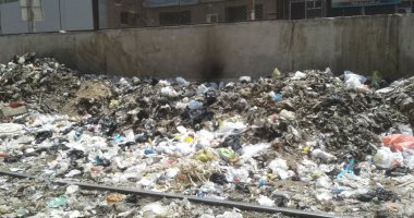 القمامة والنفايات تحاصر الشارع الجديد ومدرسة إبتدائية بشبرا الخيمة   