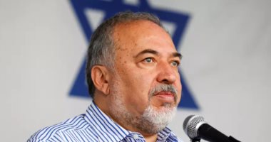 يديعوت أحرونوت تؤكد استقالة وزير الدفاع الإسرائيلى بسبب "غزة"