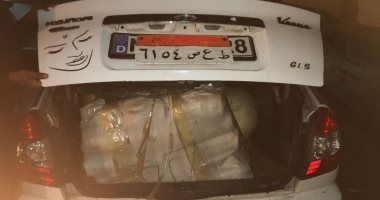 صور.. شرطة محور قناة السويس تضبط سيارة بداخلها نصف طن ملابس مهربة ببورسعيد