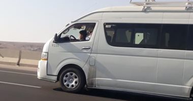 فى غياب الرقابة المرورية.. طفل يقود سيارة ميكروباص بطريق القاهرة العين السخنة