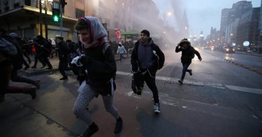 صور.. اشتباكات فى تشيلى بين الشرطة ومحتجين على قانون عمال الشباب 