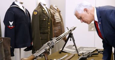 صور.. نائب الرئيس الأمريكى يزور المتحف الوطنى للحرب العالمية الثانية