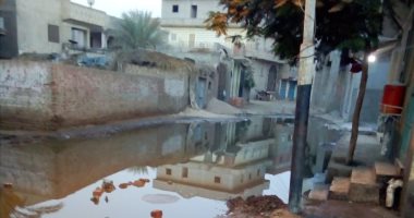 شوارع مساكن الرحمن فى البحيرة تغرق فى مياه الصرف الصحى والأهالى يستغيثون
