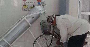 مواطن برسل صورة عامل بمستشفى منفلوط ينفخ دراجته الهوائية من أنبوب الأكسجين