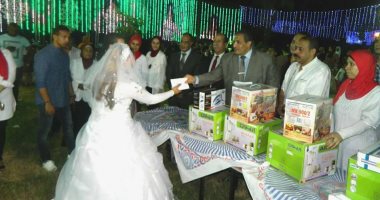 توزيع هدايا على عرسان "فرح مصر" بتنظيم محافظة القاهرة