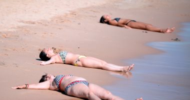 صور.. إقبال السياح على زيارة شواطئ الغردقة وسط أجواء أمنية ومناخية ممتعة