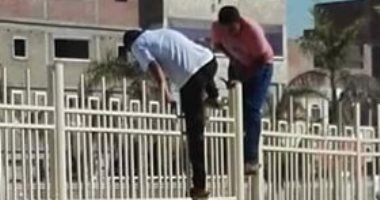 شكوى ترصد مواطنين يتسلقون سورا للذهاب لوجهاتهم بقرية عرابة أبى دوس فى سوهاج 