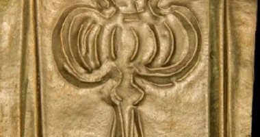 دراسة: لماذا توجد صورة زهرة خشخاش على الرقائق الذهبية بتابوت الإسكندرية؟