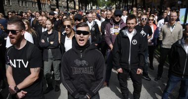 صور.. النازيون الجدد يتظاهرون فى ستوكهولم واحتجاجات مضادة