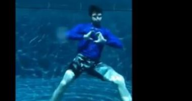 هيو جاكمان يخوض تحدى كيكى تحت الماء.. فيديو