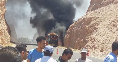 صور.. تفحم أتوبيس سياحى على طريق شرم الشيخ.. والشرطة تنقذ الركاب