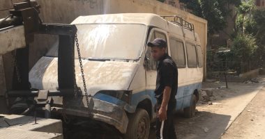 صور.. "أمن القاهرة" تطارد الإشغالات وترفع 21 سيارة متهالكة متروكة بالشوارع