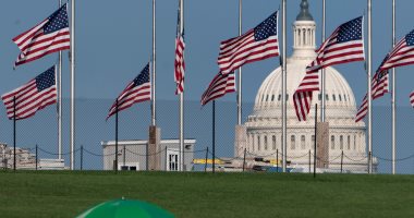 أمريكا تنكس الأعلام وتنشر الورود حزنا على وفاة السيناتور جون ماكين