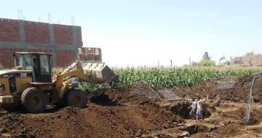 إزالة تعديات على الأراضى الزراعية بمركز طهطا بسوهاج