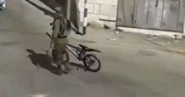 فيديو.. جنود الاحتلال الإسرائيلى يسرقون دراجة طفل فى مدينة الخليل بفلسطين