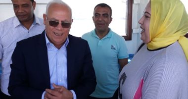 صور.. محافظ بورسعيد يلتقى مواطنين بمعدية بورفؤاد ويؤكد على تقديم أفضل الخدمات
