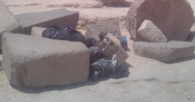 صور.. قارئ يرصد أكياس القمامة بمحيط منطقة الأهرامات