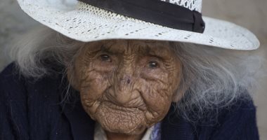عمرها 118 عاما وقلبها 18.. حكاية امراة معمرة تعشق الغناء.. صور