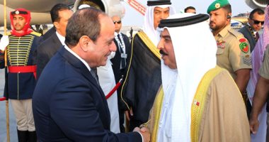 فيديو.. استقبال الرئيس السيسي لملك البحرين في مطار القاهرة الدولي