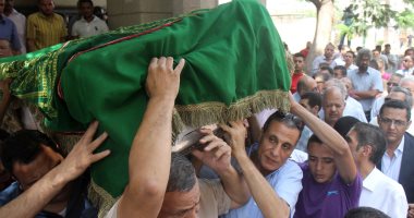 المئات يؤدون صلاة الجنازة على الراحل حسين عبد الرازق بحضور نقيب الصحفيين