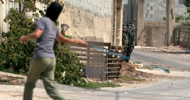 صورة اليوم.. طفل فلسطينى يواجه رصاص الاحتلال الإسرائيلى بالنبلة