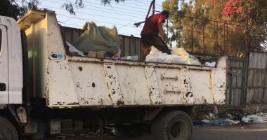  سيارات النظافة تفرغ حمولتها من القمامة خلف منطقة الجولف ببورسعيد