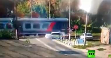 شاهد لحظة دهس قطار لسيارة ركاب بمحافظة كورسك الروسية