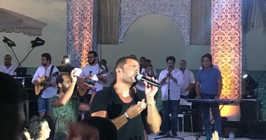 فيديو وصور.. عمرو دياب يحيى حفلا جديدا فى الساحل الشمالى على شاطئ البحر